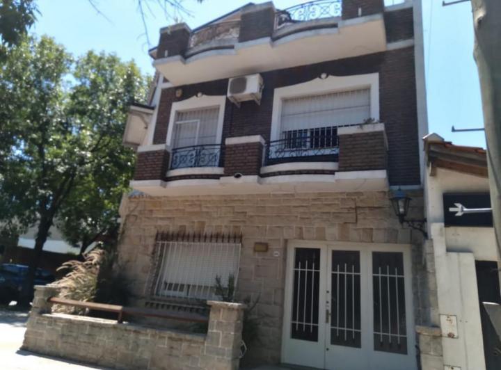 Casa · 218m² · 6 Ambientes · 1 Cochera