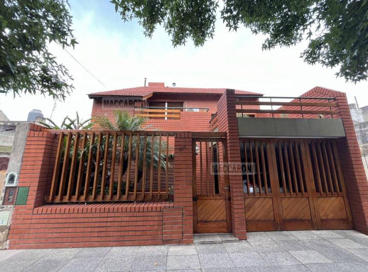 Casa · 255m² · 6 Ambientes · 1 Cochera
