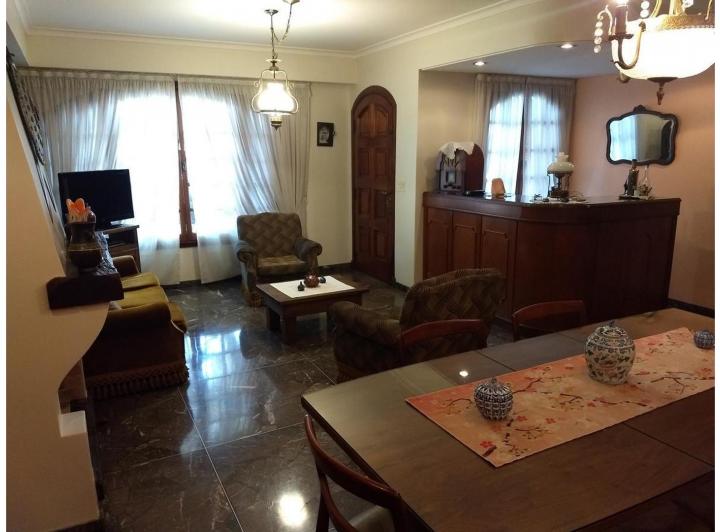Casa · 210m² · 4 Ambientes · 1 Cochera