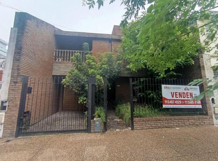 Casa · 242m² · 5 Ambientes · 2 Cocheras