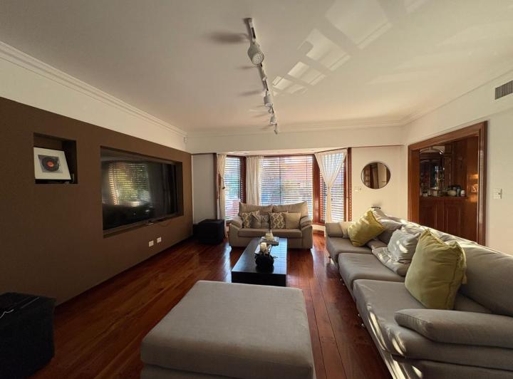 Casa · 550m² · 5 Ambientes · 6 Cocheras
