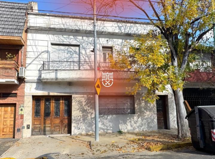 Casa · 240m² · 5 Ambientes · 2 Cocheras