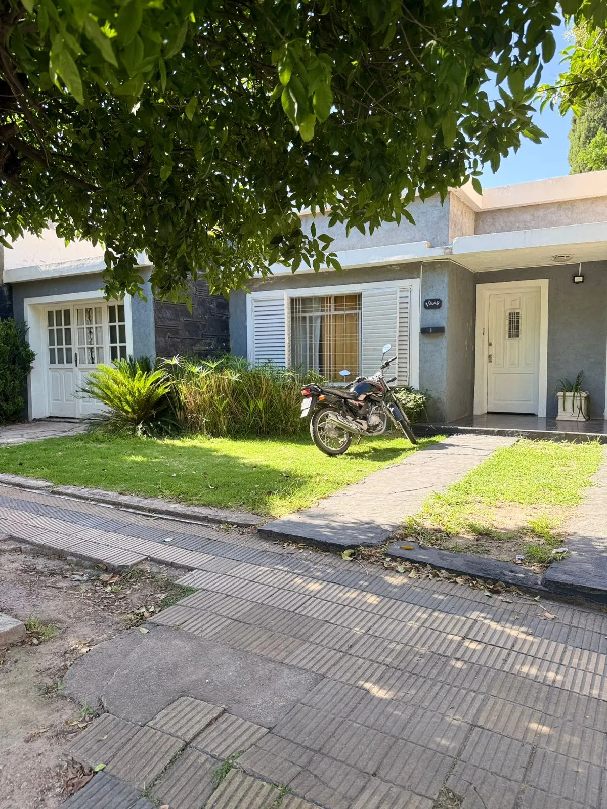 Lote con Casa gran parte a demoler Barrio Jardín con Lote de 564 m². Ideal Desarrollo.