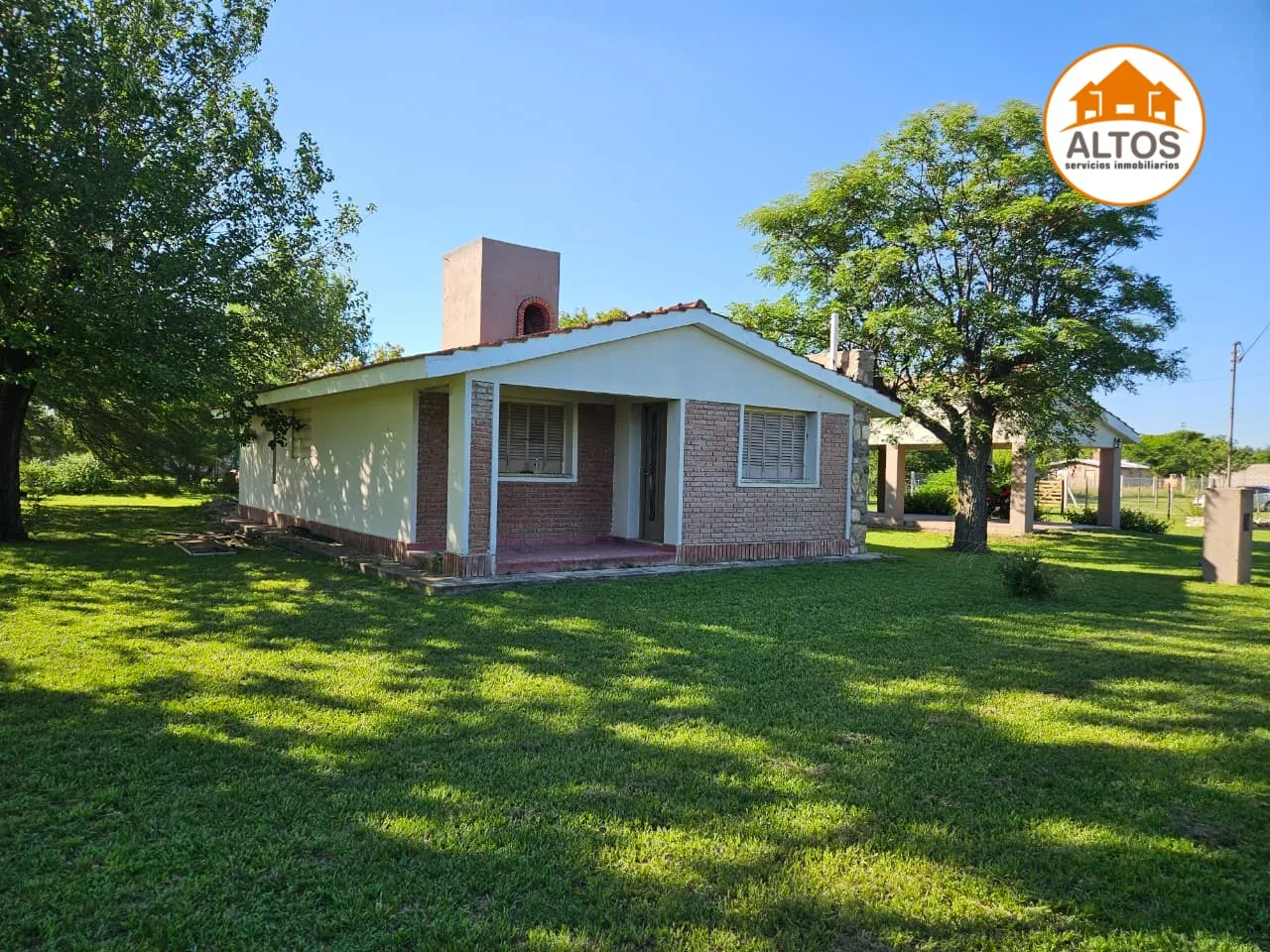 BARRIO LOS TALAS- EN VILLA ANISACATE-ALTA GRACIA-CORDOBA-CASA EN PLANTA BAJA ESQUINA, QUINCHO EN TERRENO DE 1.800m2 -ESCRITURA