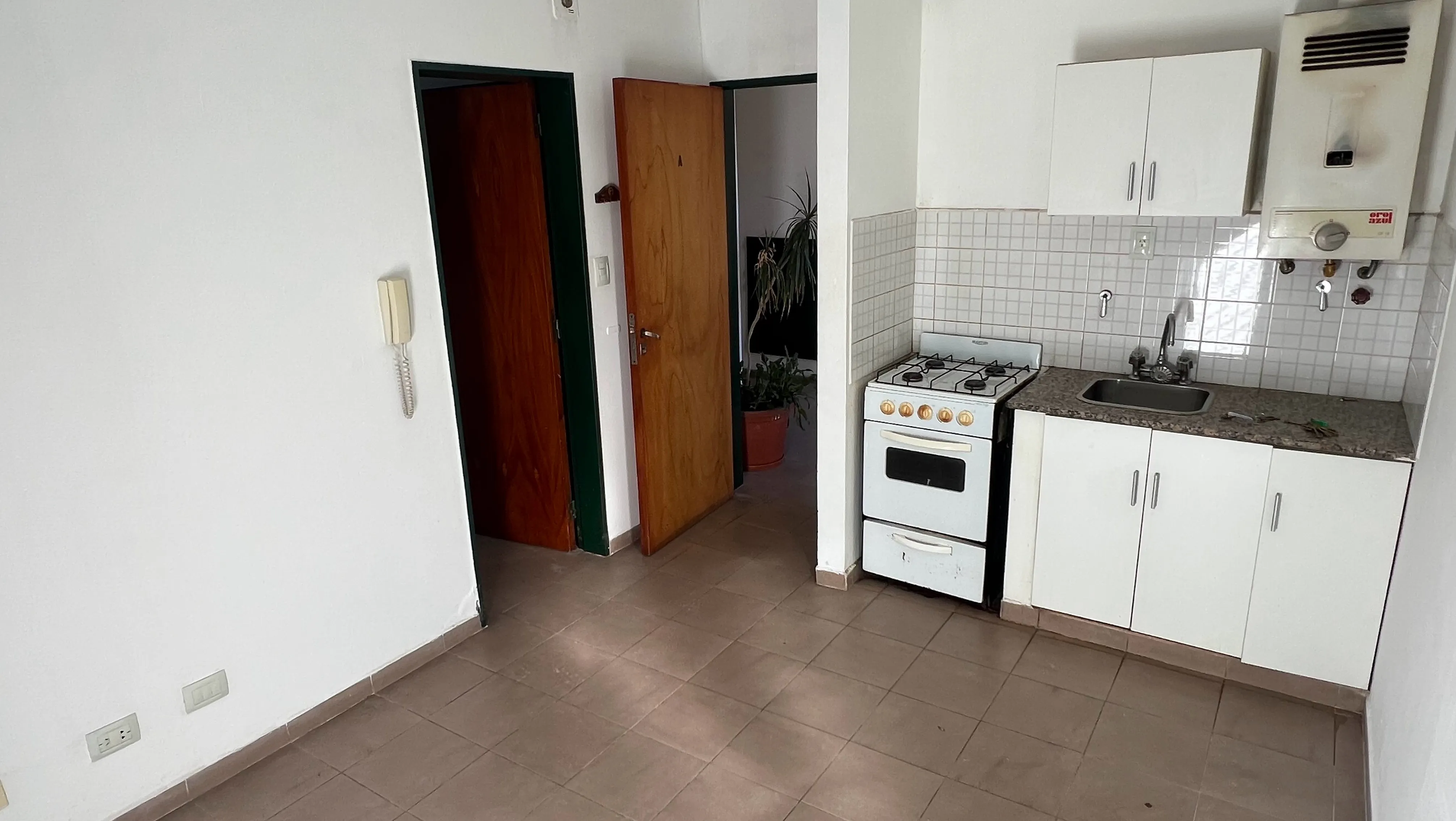 B° Güemes , Dpto de 1 dorm con placard, baño en suite, coc/ comedor, patio