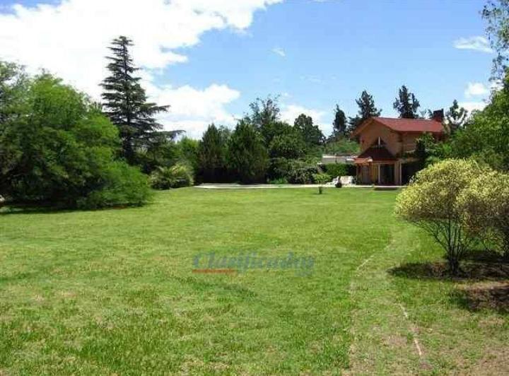 Casa · 800m² · 5 Ambientes · 3 Cocheras
