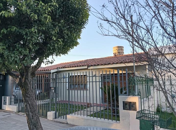 Casa · 207m² · 4 Dormitorios · 2 Cocheras