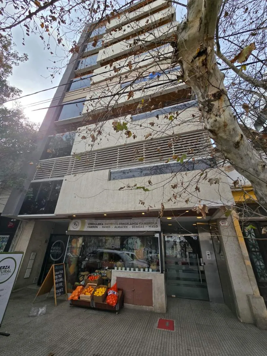 VENTA - LOCAL COMERCIAL CON GRAN VIDRIERA EN GENERAL PAZ A METROS DE LA PLAZA AL...