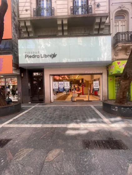EXCELENTE LOCAL PEATONAL DE CORDOBA . VIDRIERA A LA CALLE . ALTO TRANSITO
