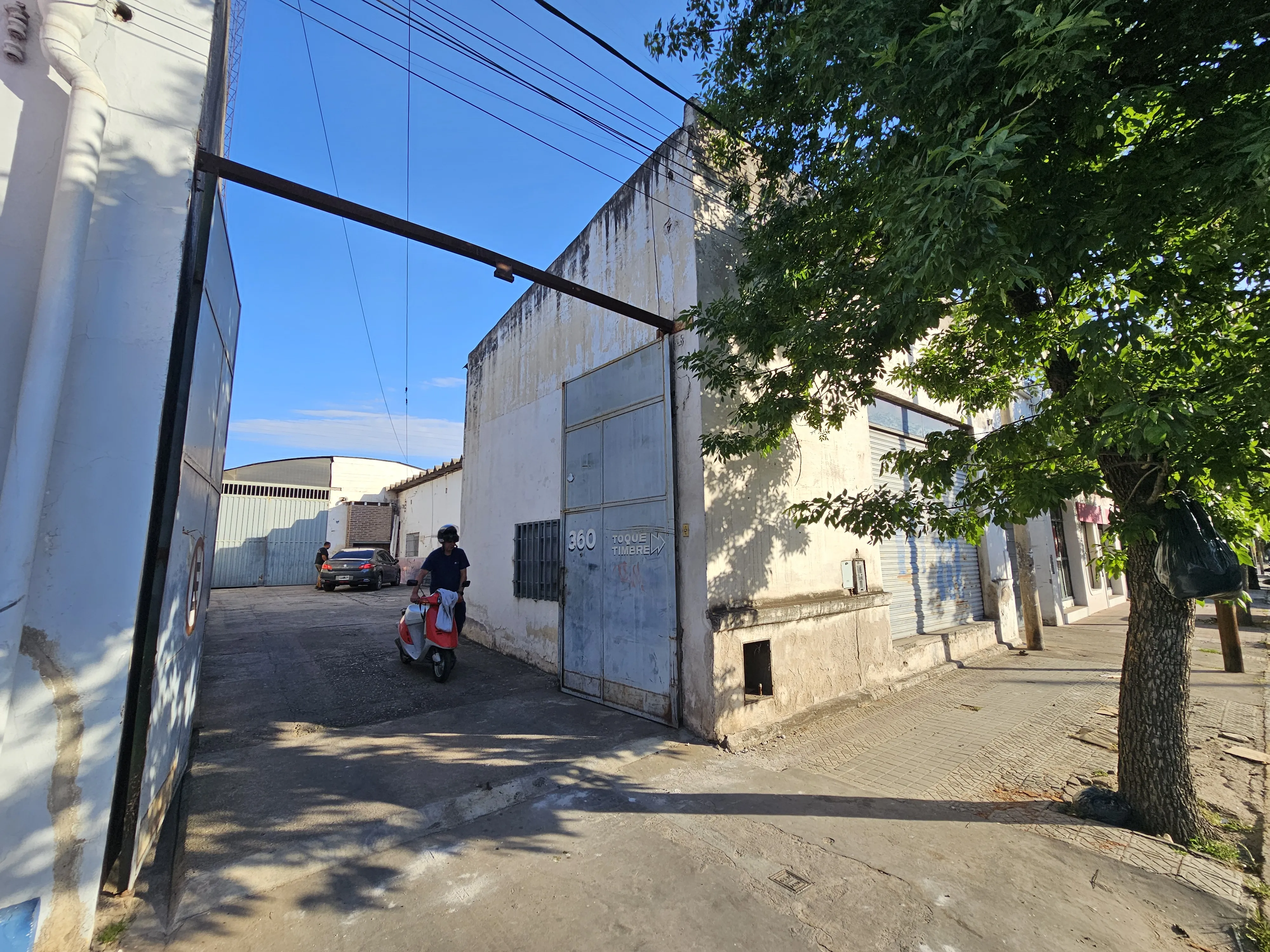 GALPON + LOCAL A LA CALLE. Alem al 300.