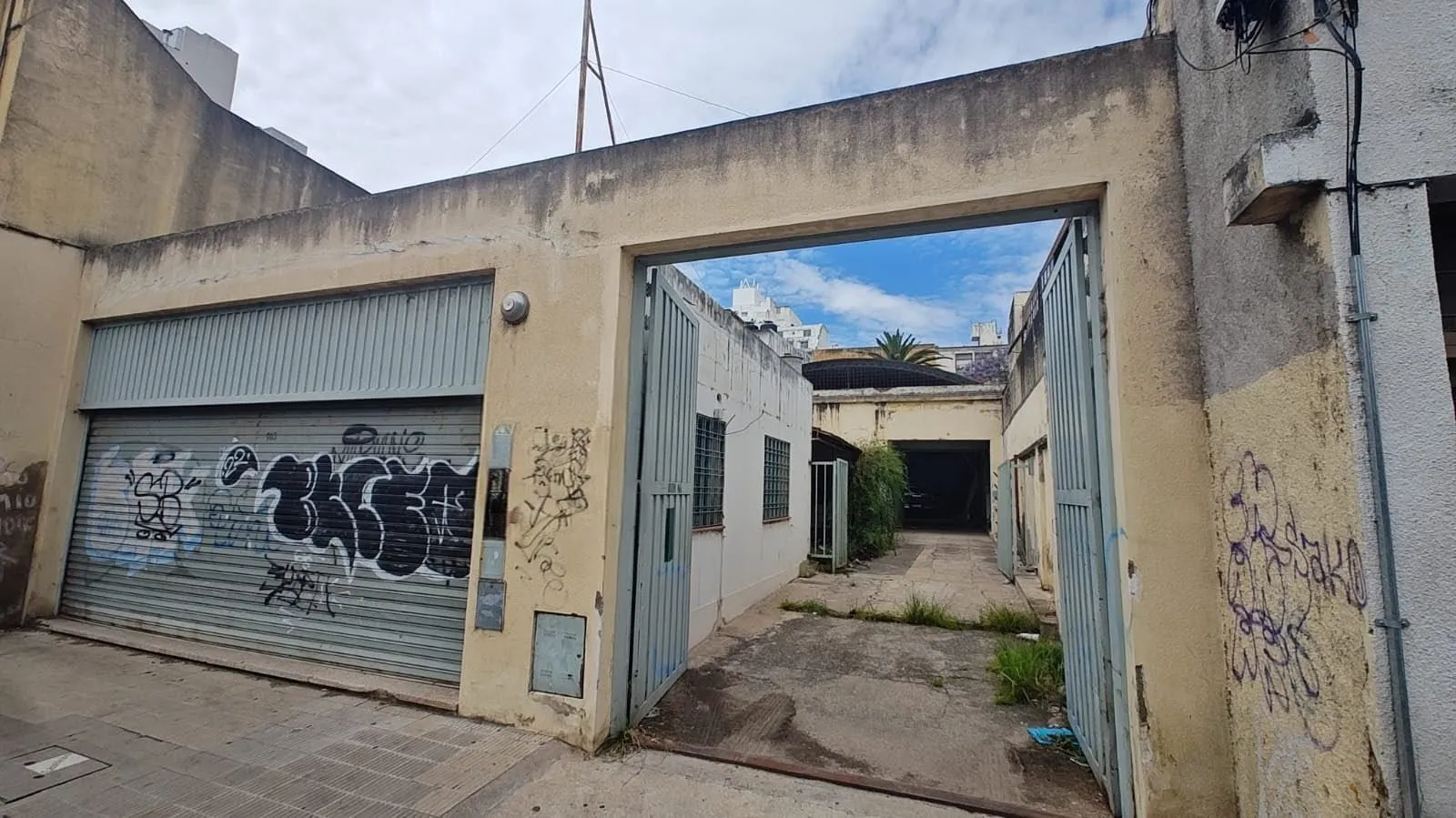 OPORTUNIDAD DOBLE: Oficinas + Galpón con Rinde de 2.470 m² - Acepta Permuta