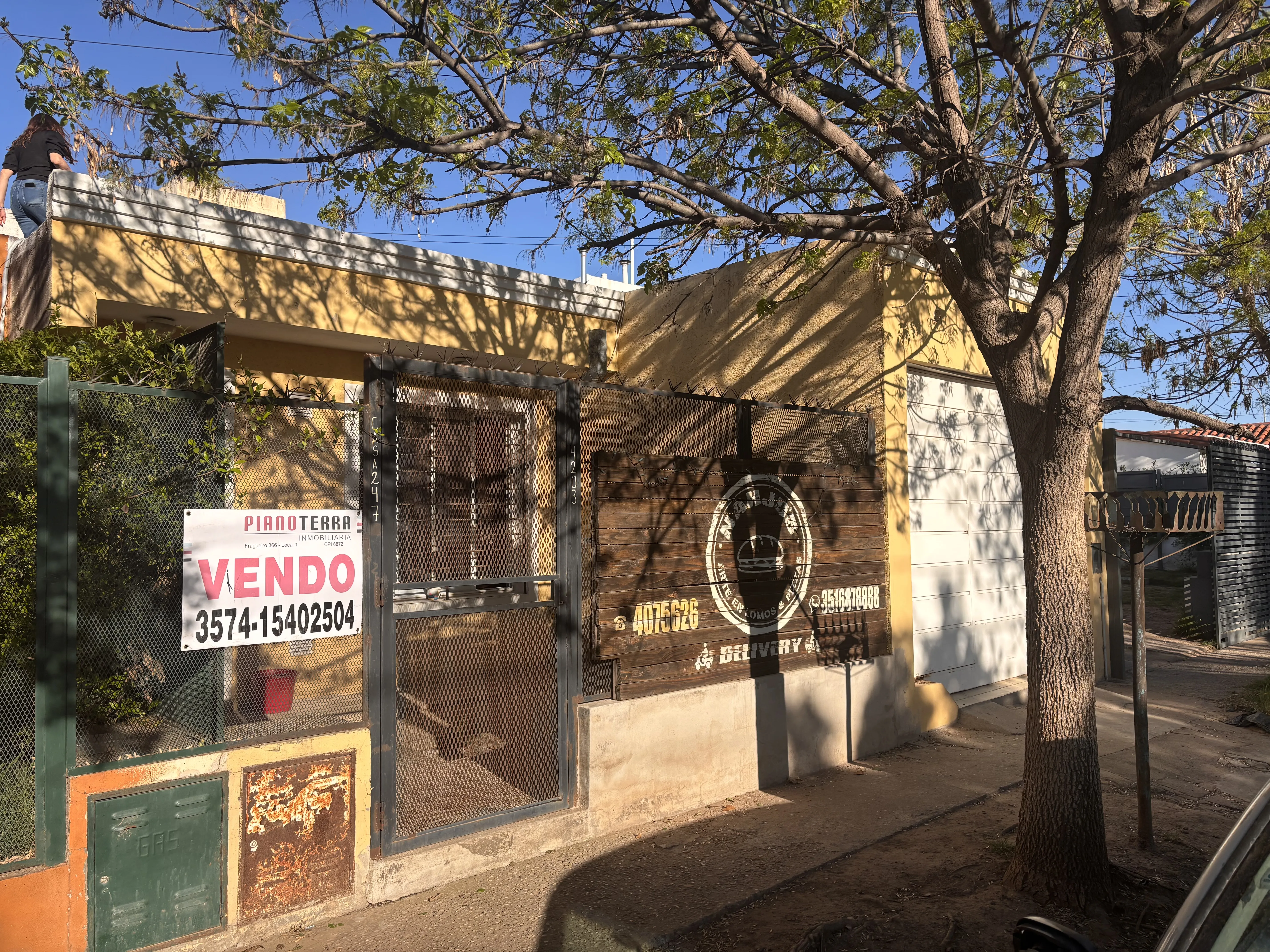 VENDO CASA EN HORIZONTE DE SAN CARLOS - COCHERA Y QUINCHO