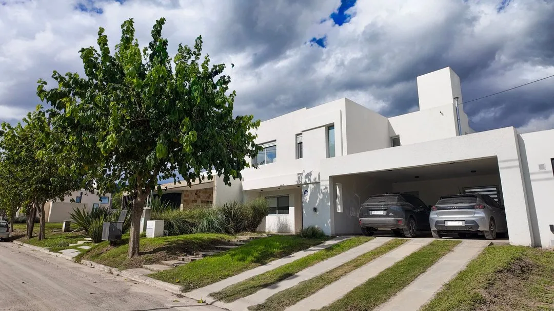 CASA CORDOBA COUNTRY TEJAS 4 2 DORMI PILETA QUINCHO PATIO COCHERA VENTA