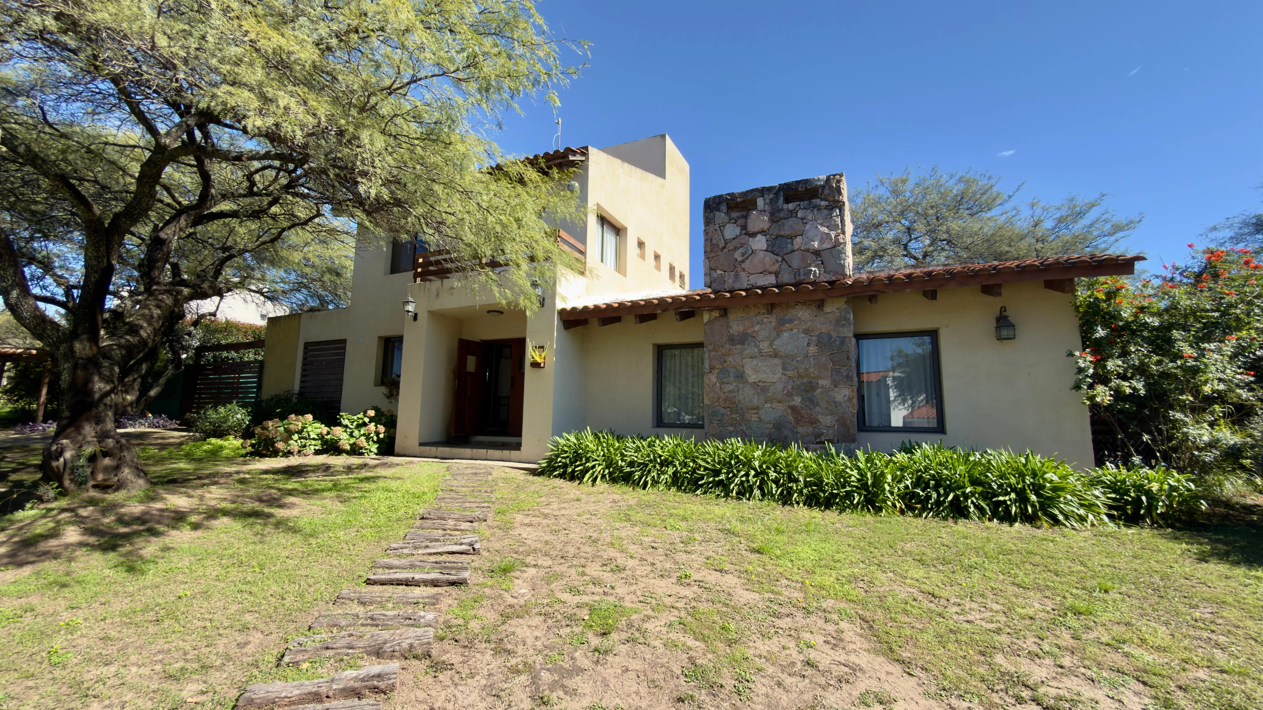 VENTA – Casa de 4 Dorm. en Exclusivo Barrio de Villa Warcalde