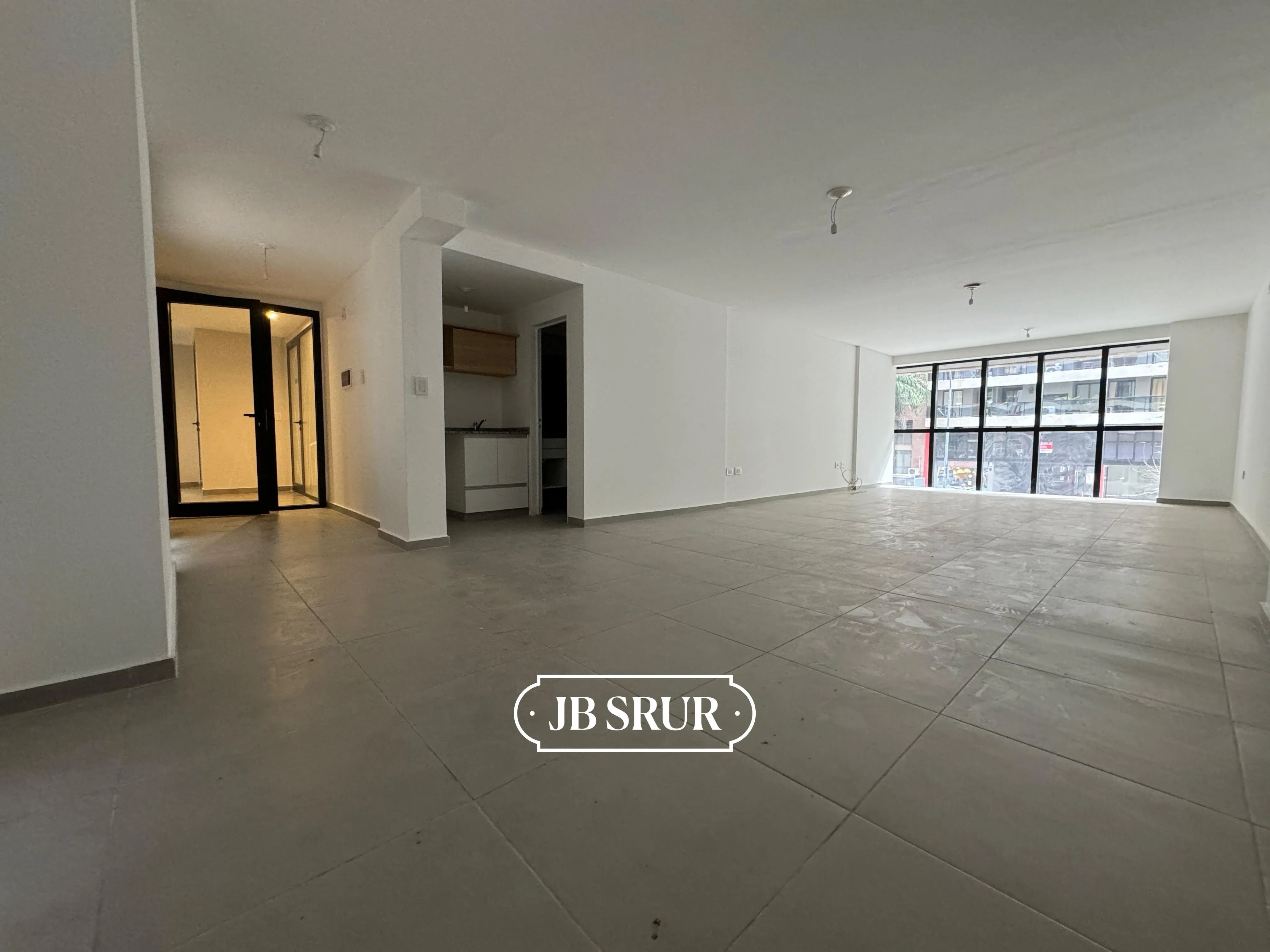 Oficina con Patio interno y Parking sobre Ob. Salguero