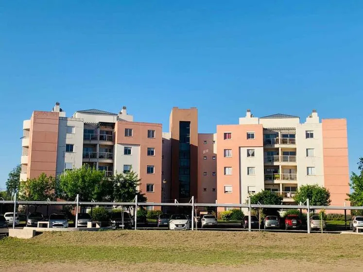 Departamento de 3 dormitorios con cochera en PB, complejo Balcones del Chateau