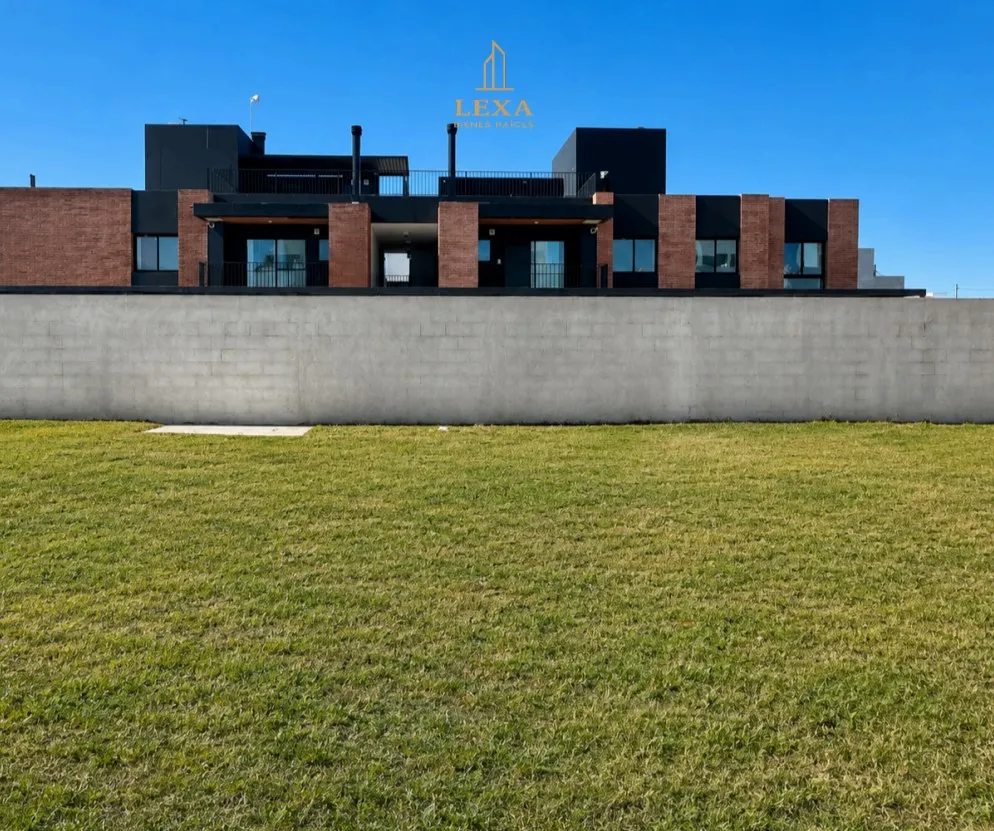 PRADOS DE MANANTIALES  448 m2 ( 14x32). UNA PROPIEDAD ESTRATÉGICA CON EXCELENTE POTENCIAL.