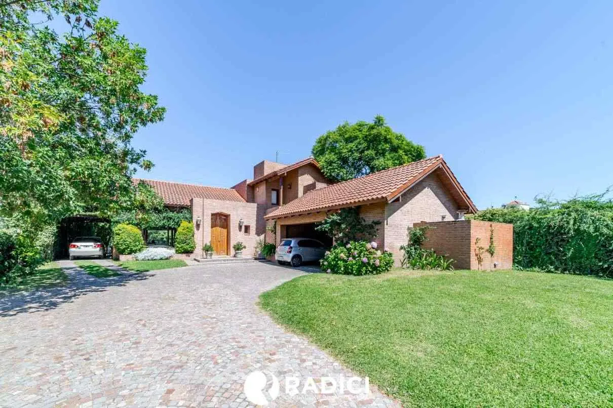 CASA EN VENTA EN COUNTRY JOCKEY CLUB, LOTE 1500 M2 !! TE LO VAS A PERDER?