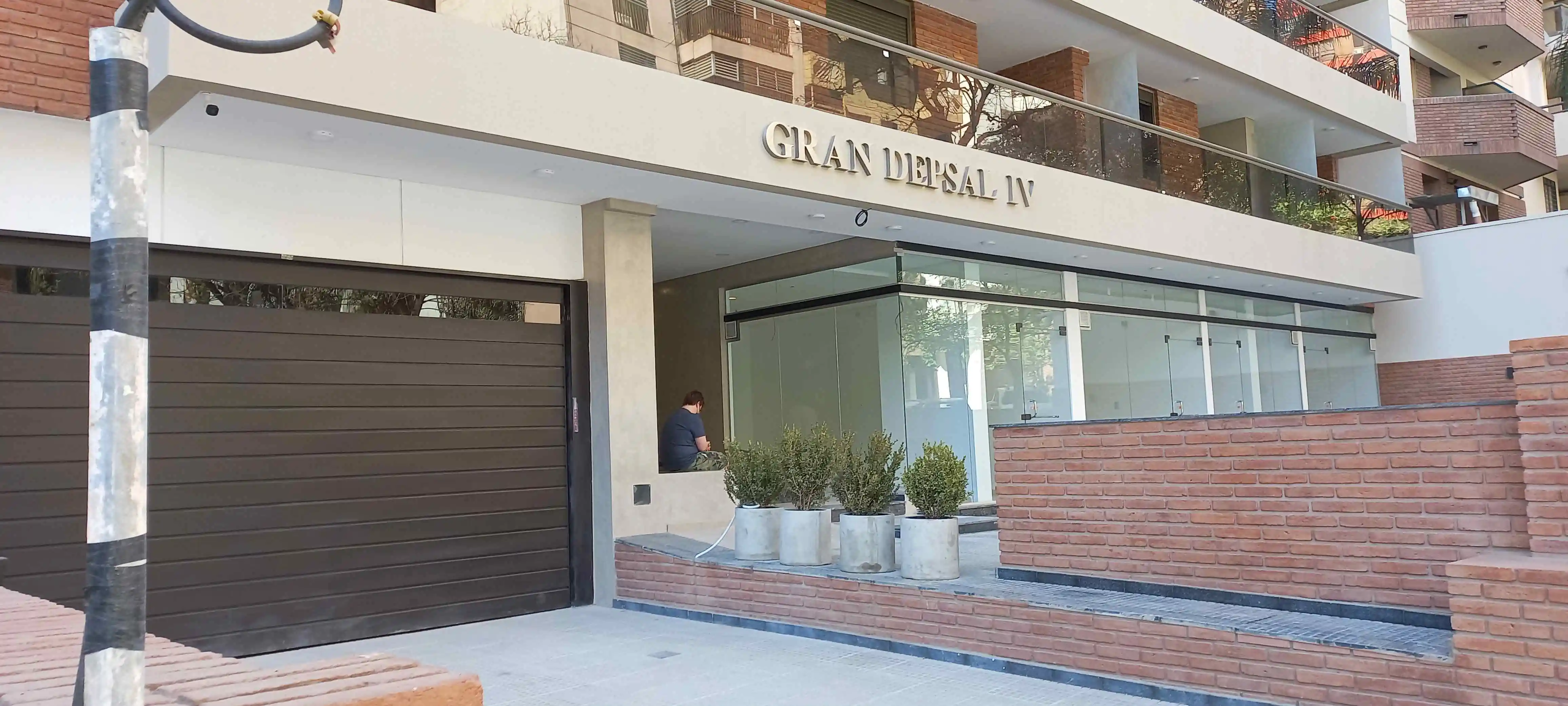 Nueva Córdoba cochera en alquiler con seguridad 24 hs y portón automático