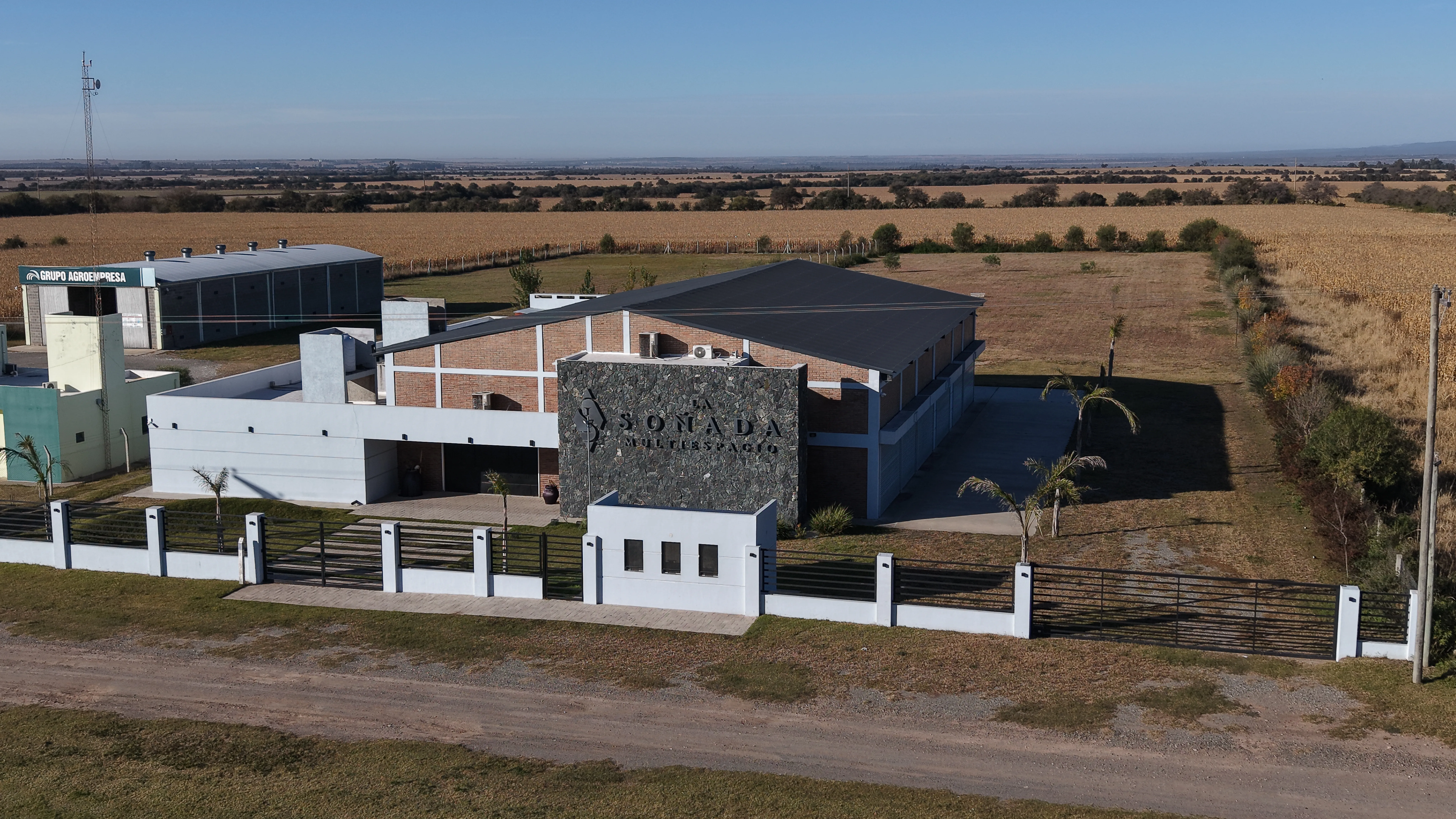 Gastronomicos y Dist. del Agro | VENTA Salón 1200m2 cub. y 1HA de Terreno