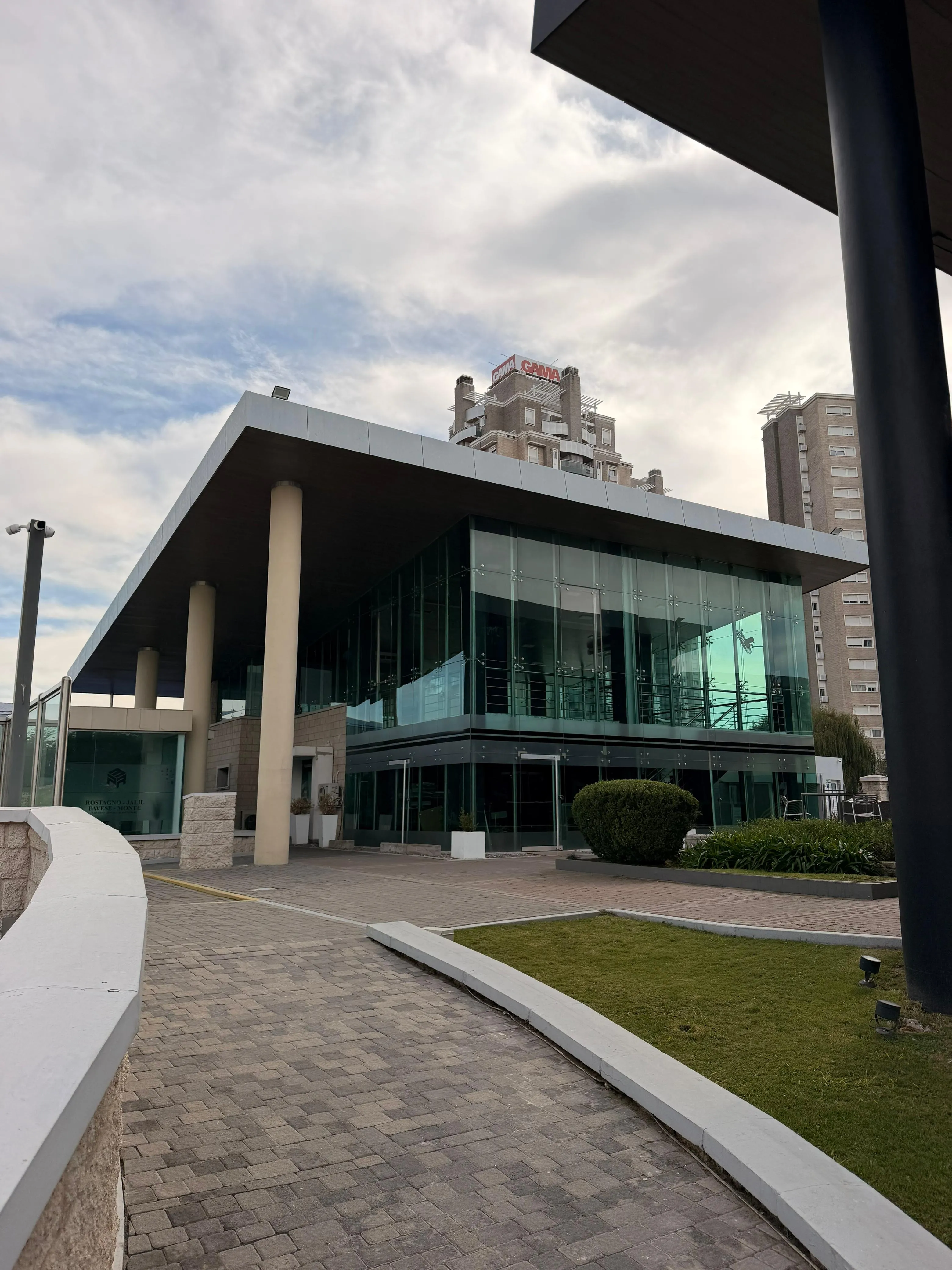 LOCAL 800 M2 EN ALTO VILLASOL  COLON 6200 1950 Dolares
