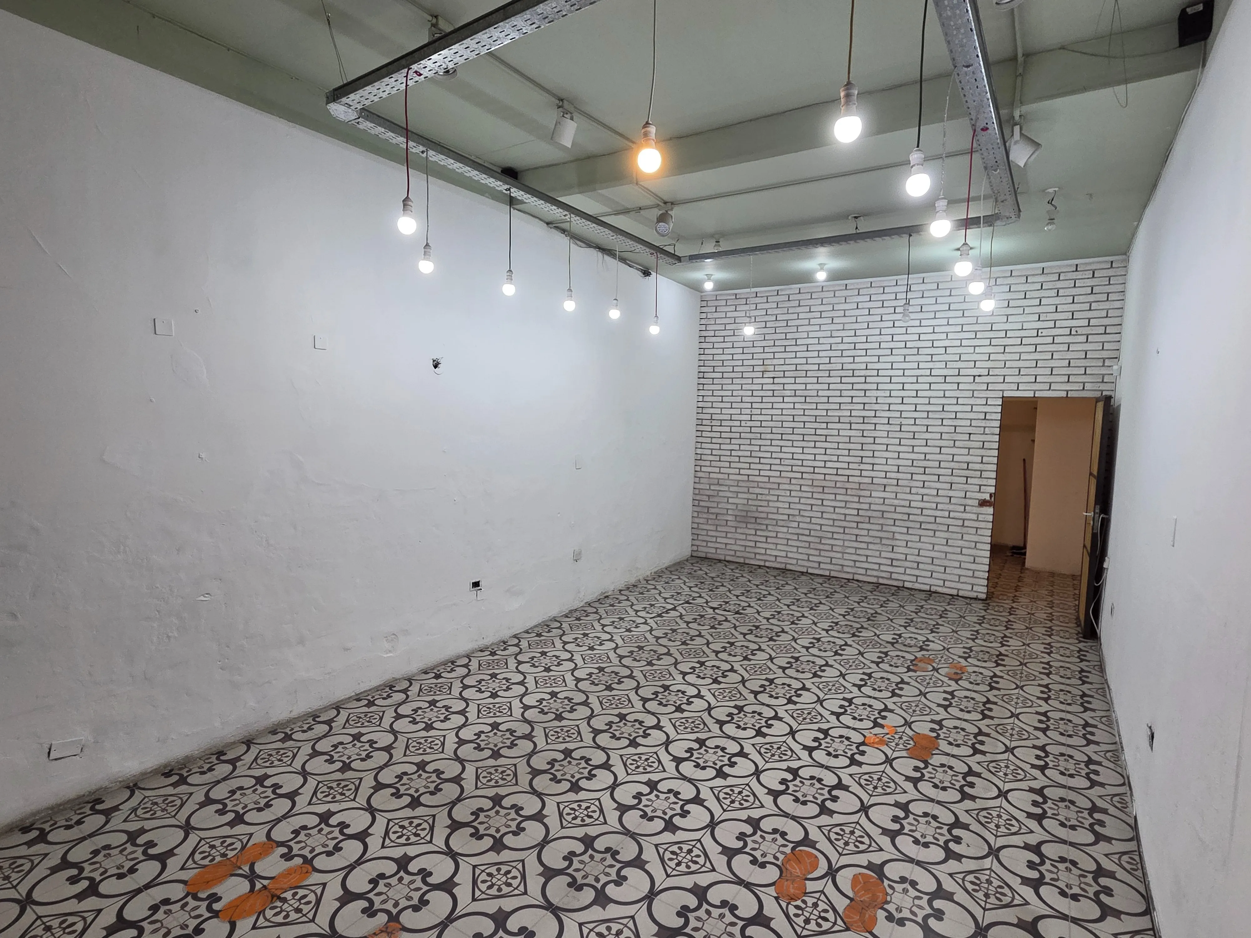 Alquilo local comercial de 60 m2 sobre calle Tucuman - entre colon y santa rosa