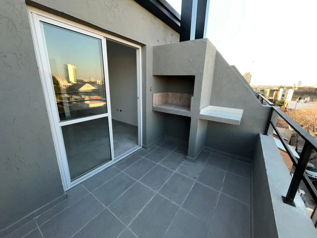 !!Vdo. Exc. Duplex a tan solo 3 cdras. de Nvo Ctro!! Exc. Ubicacion y Expensas bajas!!