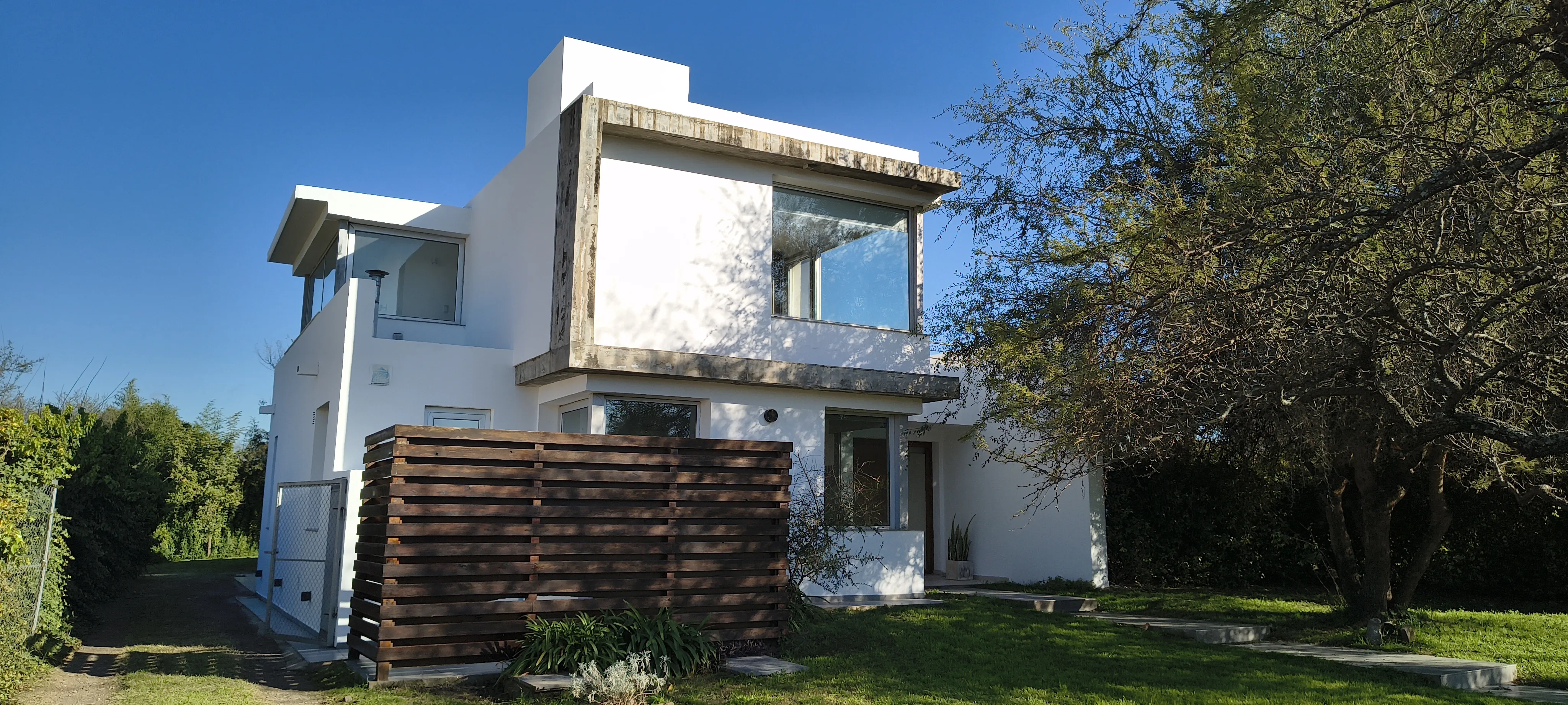 CASA EN ALQUILER CON PILETA EN VILLA CATALINA - 2 DORM, 2 BAÑOS, COCHERAS Y AMPLIO PARQUE