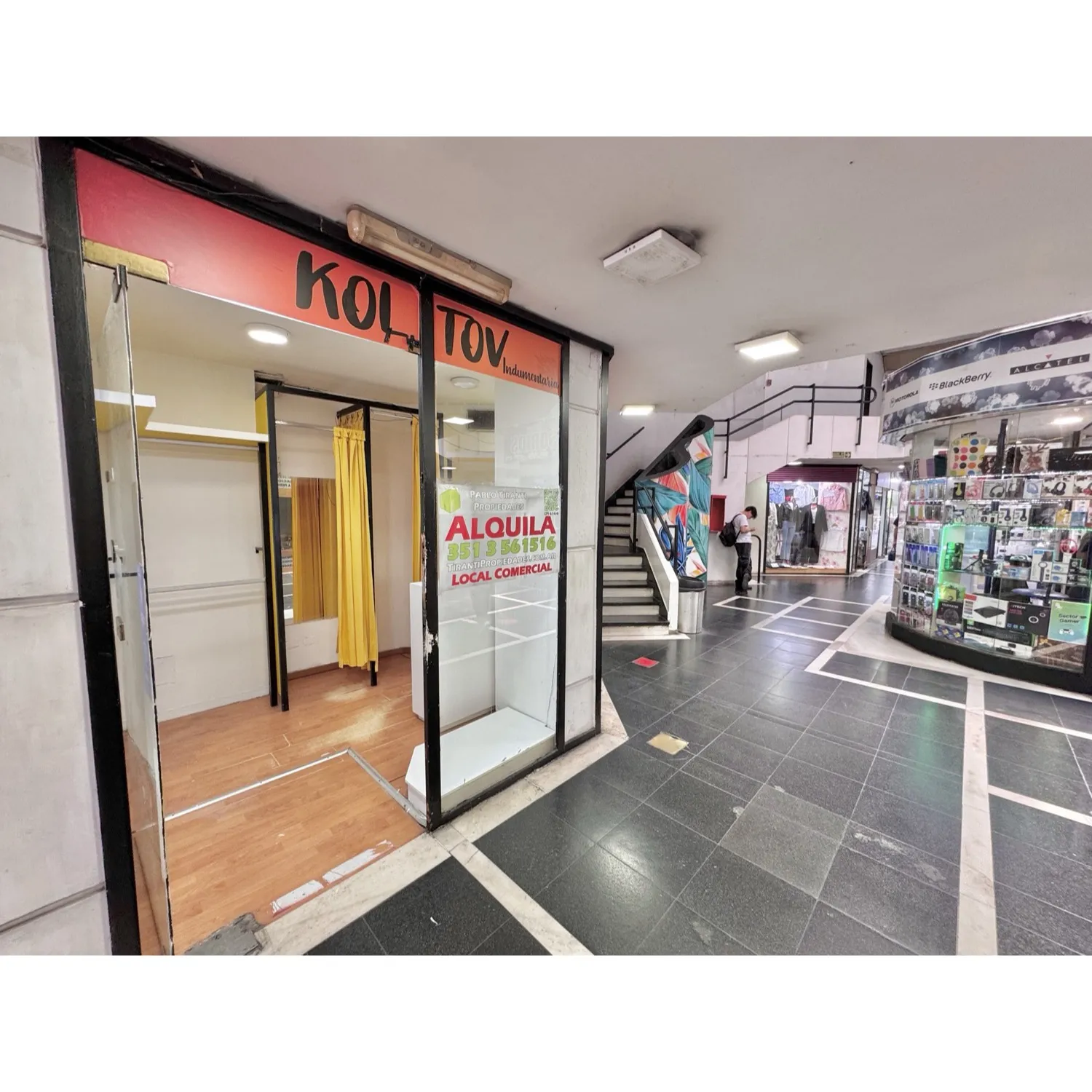 Local en Shopping Planeta c / Deposito Propio