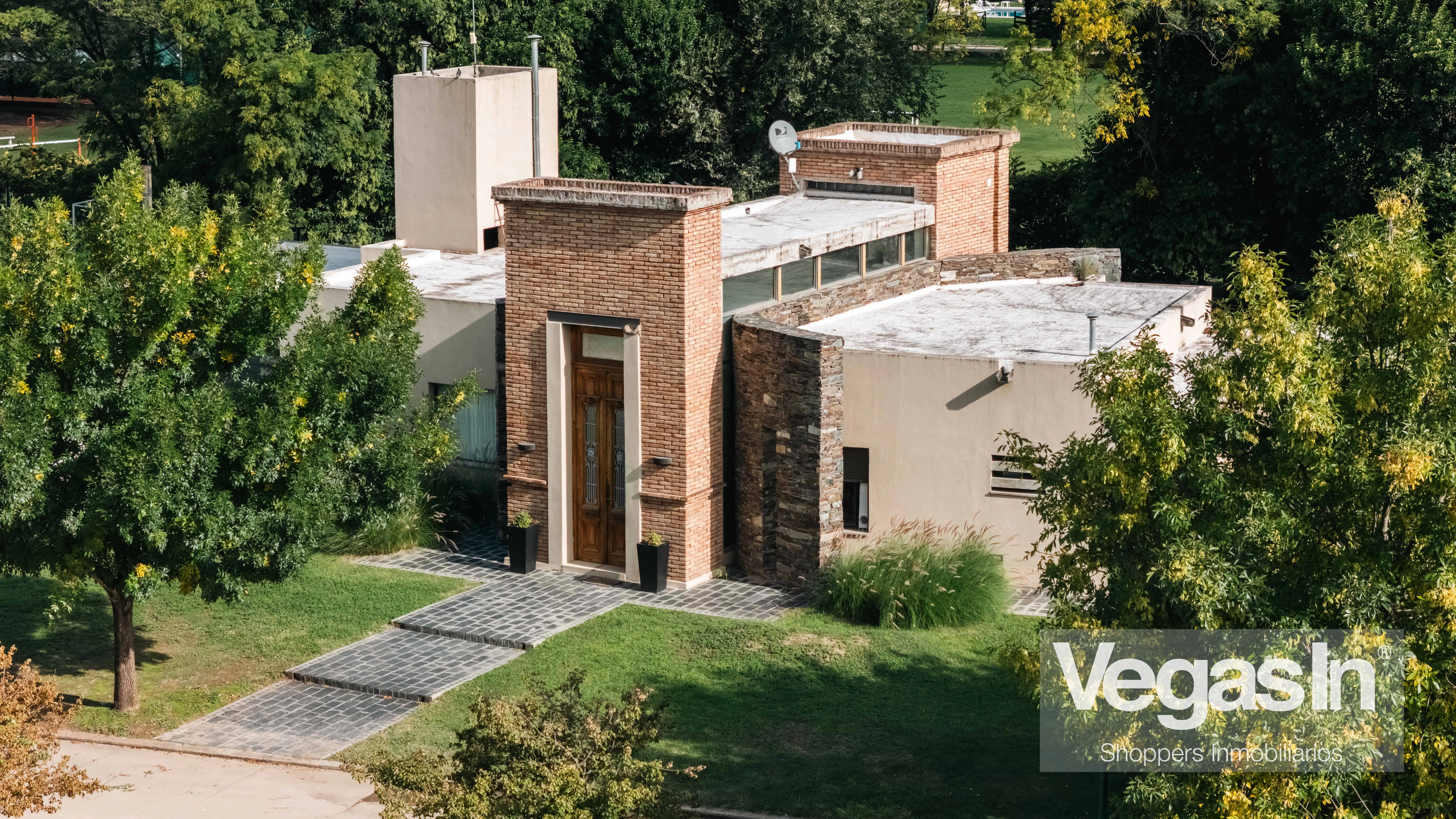 CAMPIÑA DEL SUR - CASA EN VENTA - UBICACION CENTRAL -  FONDO A ESPACIO VERDE!