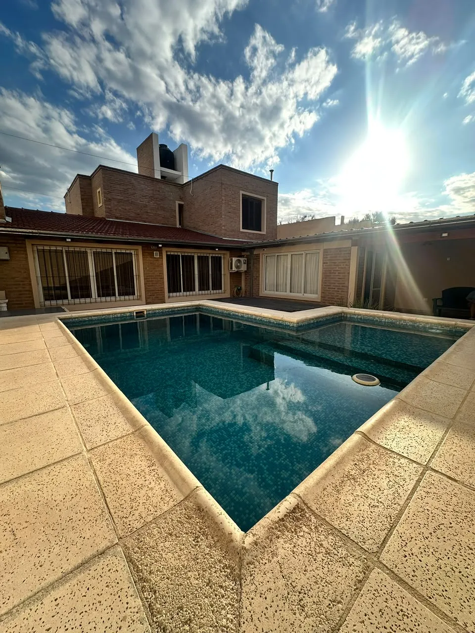 Casa en venta en Alto Alberdi – 3 dormitorios, patio con pileta y cochera doble