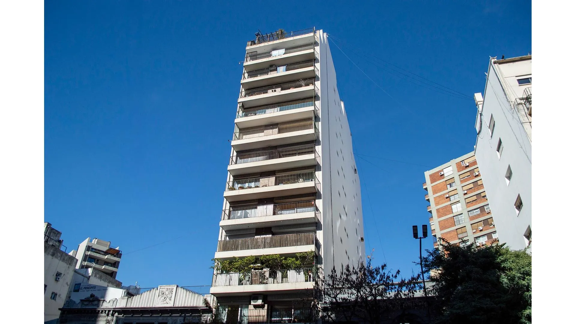 SEMIPISO DE TRES AMBIENTES- ESCRITORIO Y DEPENDENCIA