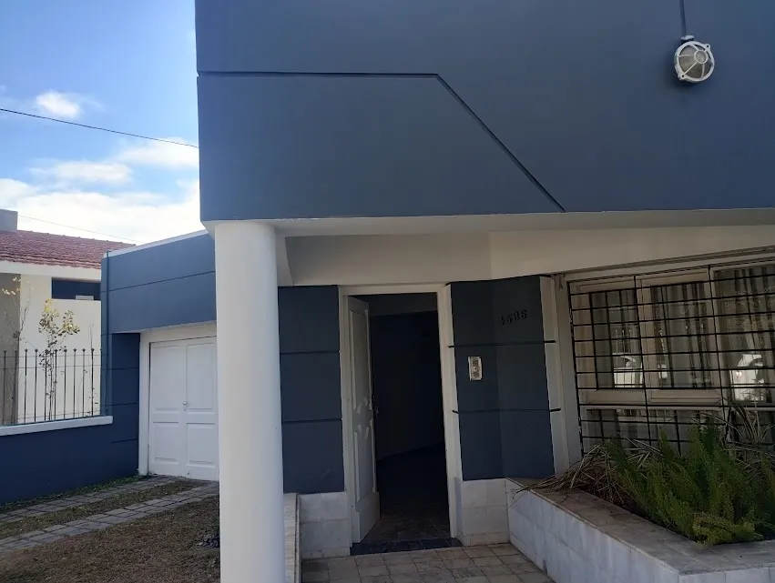 CERRO DE LAS ROSAS- EXCELENTE CASA  EN ALQUILER  S/HUGO WAST- QUINCHO, JARDIN, PILETA- GARAJE/3 AUTOS - SUP. 400 M2 CUBIERTOS