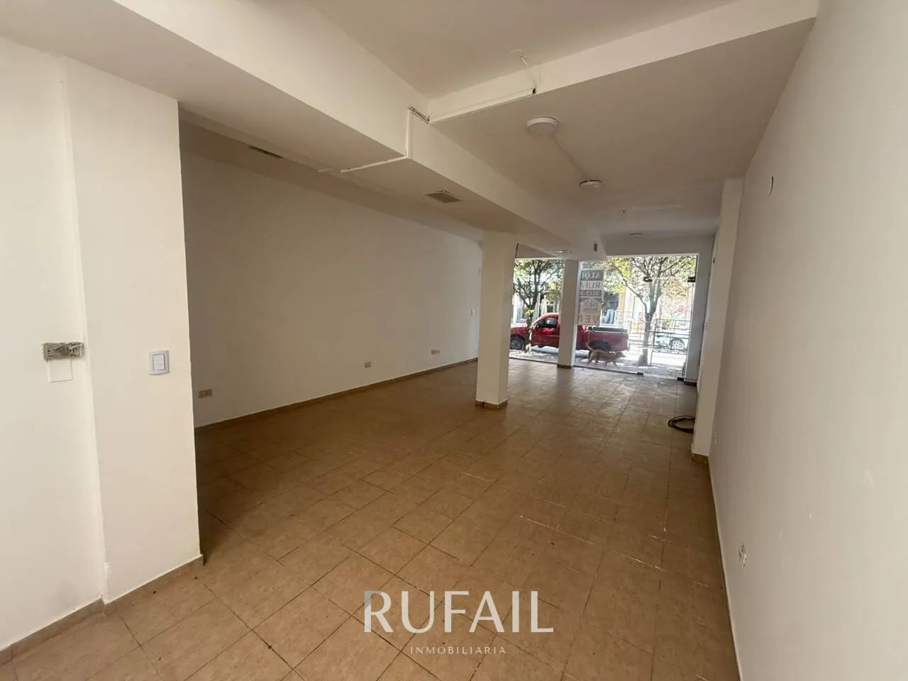 VILLA CARLOS PAZ . LOS ARTESANOS N 200 . 70M2 . 1 B . AMPLIA VIDRIERA .