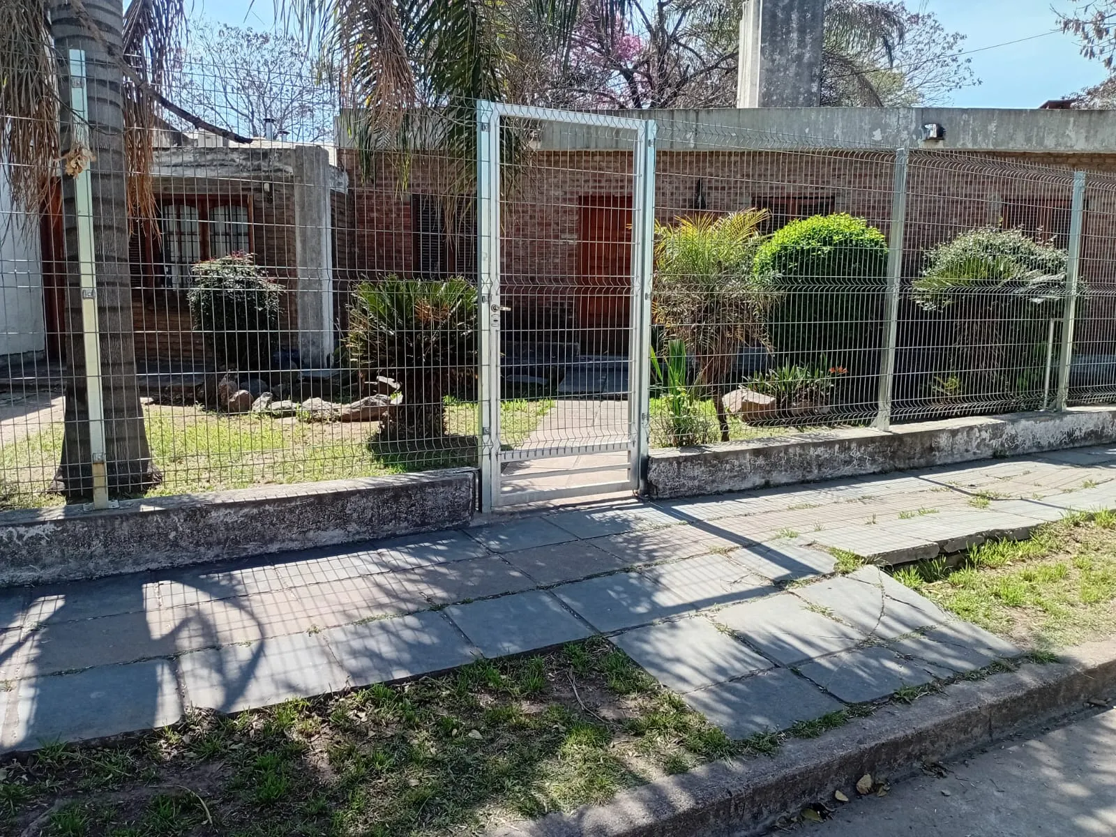 LOTE ( con casa edificada p/ reciclar )  - ZONA ACAD. ARGUELLO - SALIDA X 2 CALLES - ESCRITURA