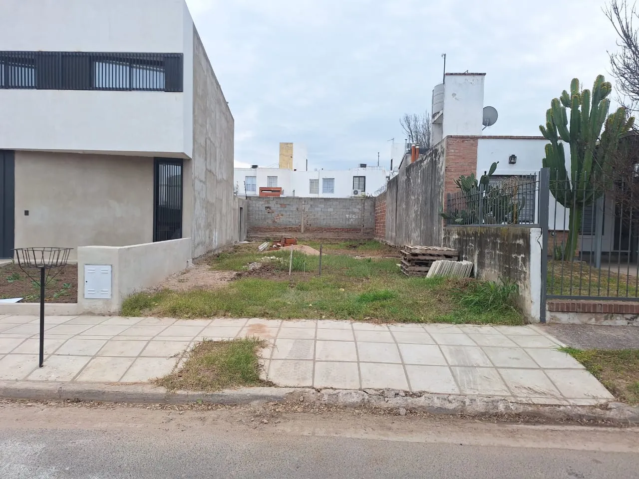 DUEÑO LOTE B° Nuevo Poeta Lugones.150m2.