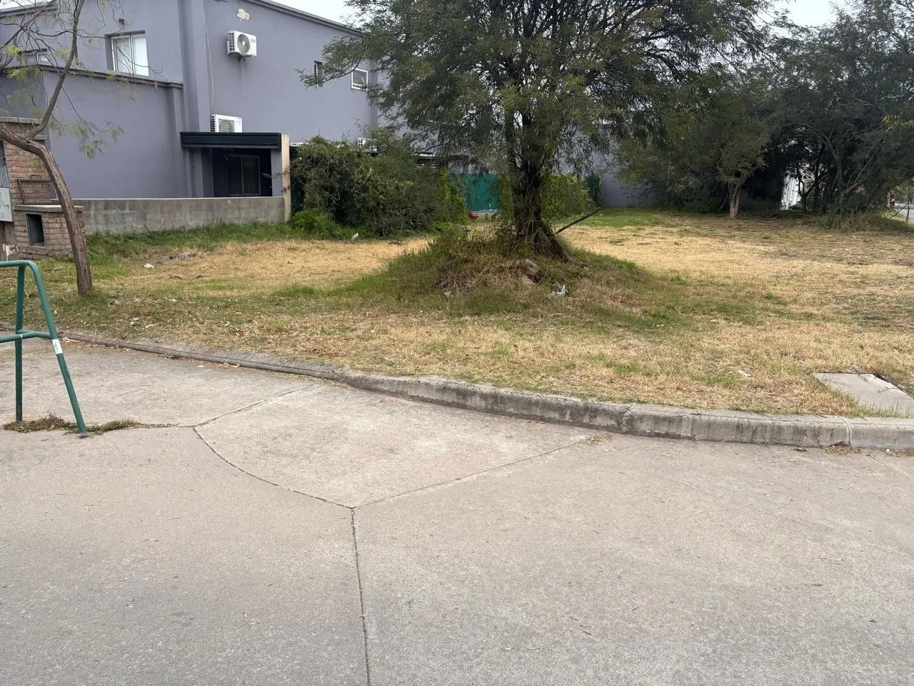 VALLE ESCONDIDO - Barrio Los Aromas - Excelente  Lote Esquina