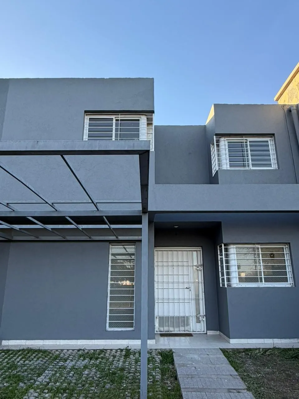 EN VENTA-DUPLEX BARRIO EL OASIS -TRES DORMITORIOS -FRENTE A LA PLAZA CENTRAL