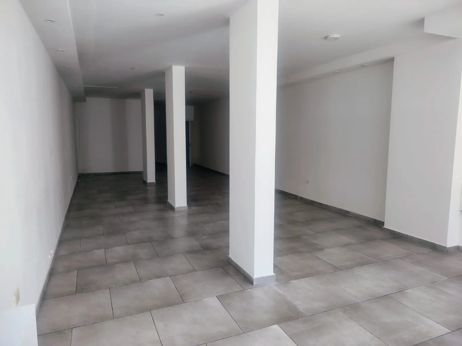 LOCAL COMERCIAL/ 2 BAÑOS! Esq Plaza Colon.