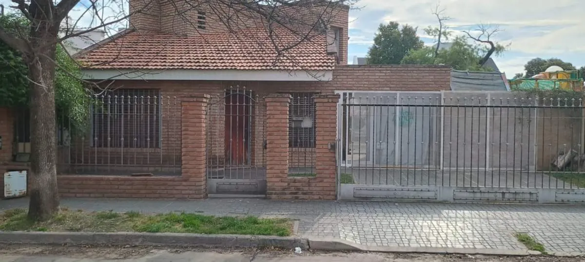 Gran oportunidad en Res. Vélez Sarsfield  Casa  amplio terreno con potencial com...