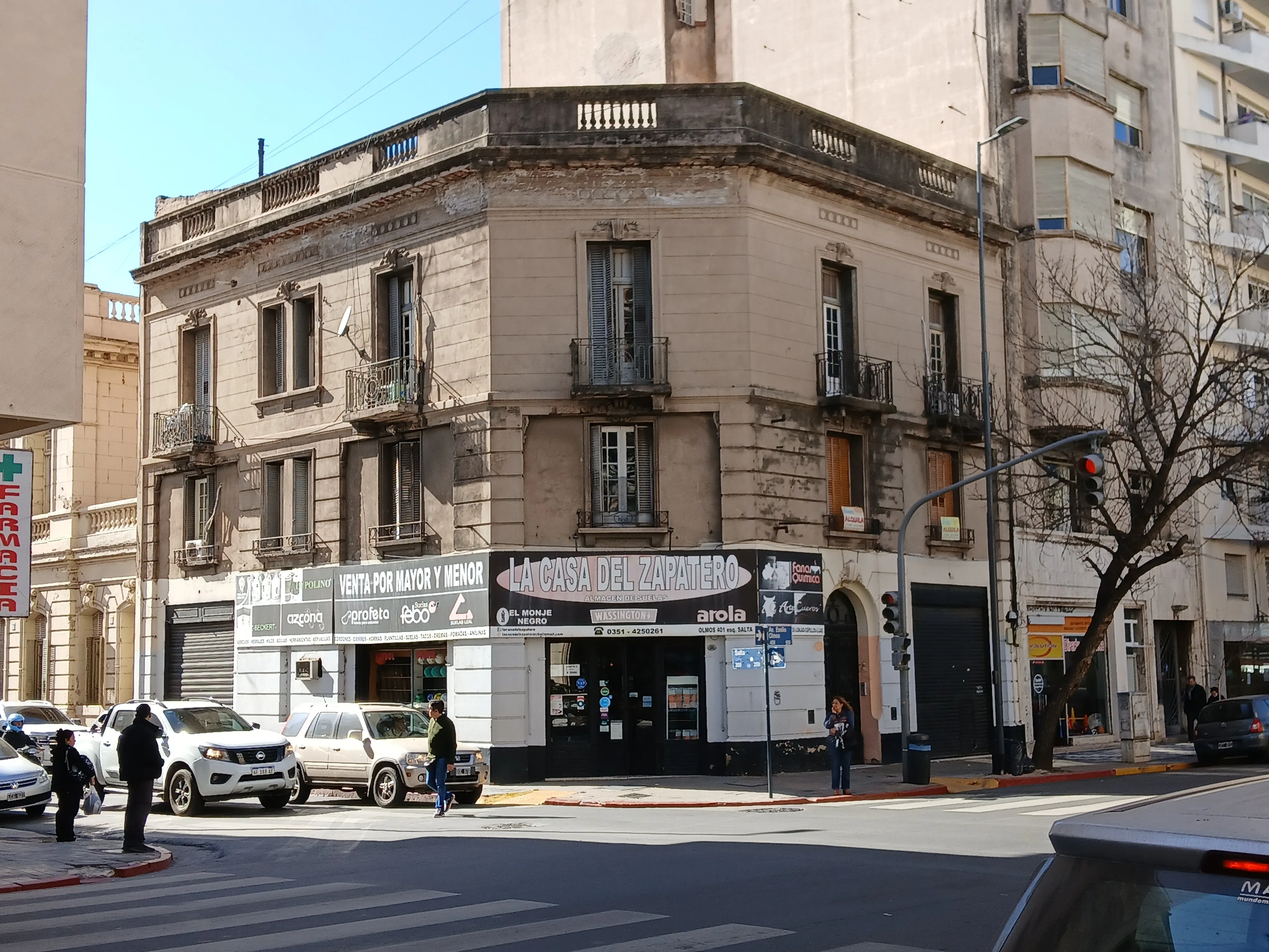 Edificio esquina con 2 locales comerciales y 4 departamentos de 4 ambientes