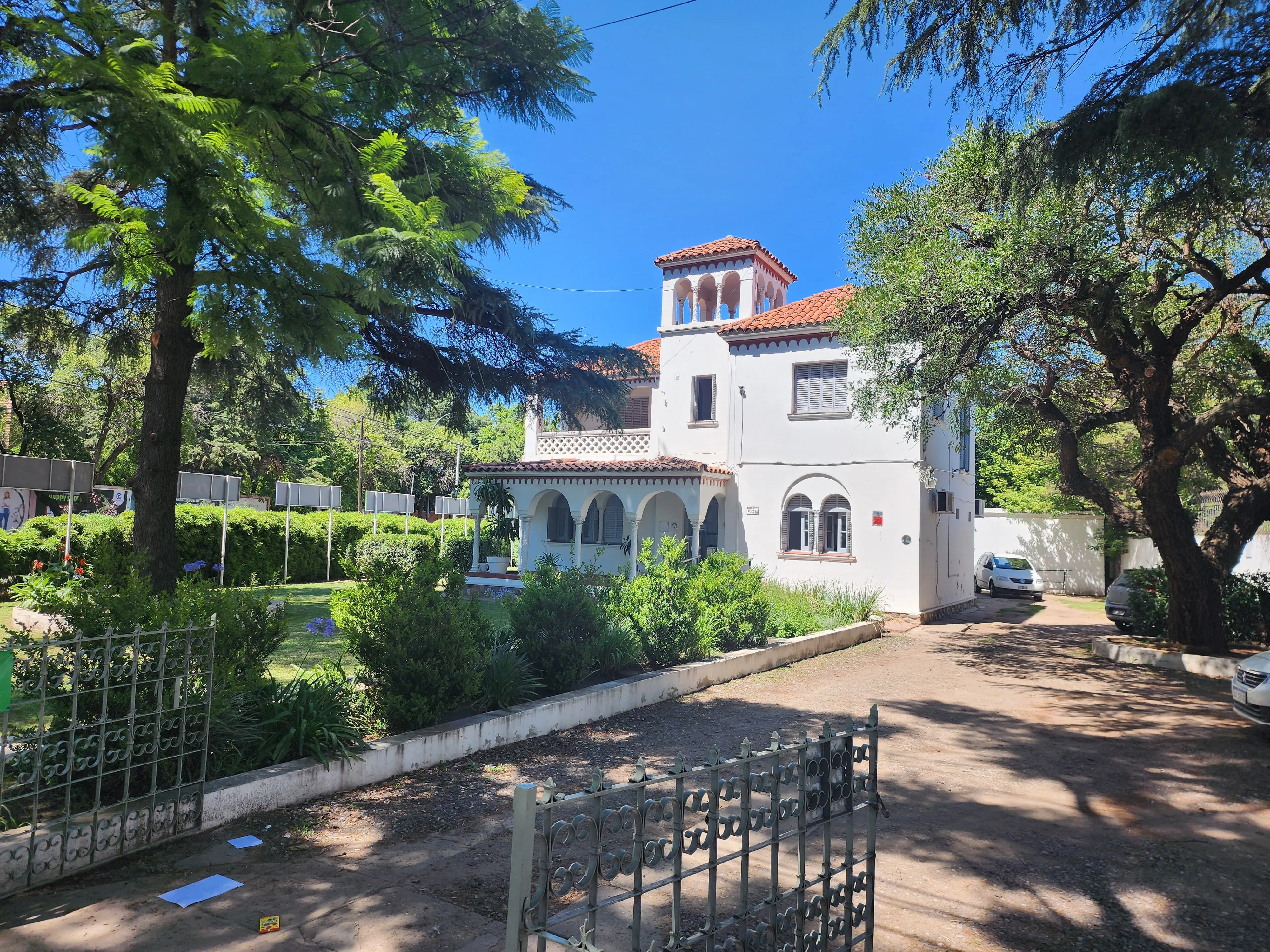 EXCELENTE CASONA EXCLUSIVA EN AV. RAFAEL NUÑEZ - B ARGUELLO