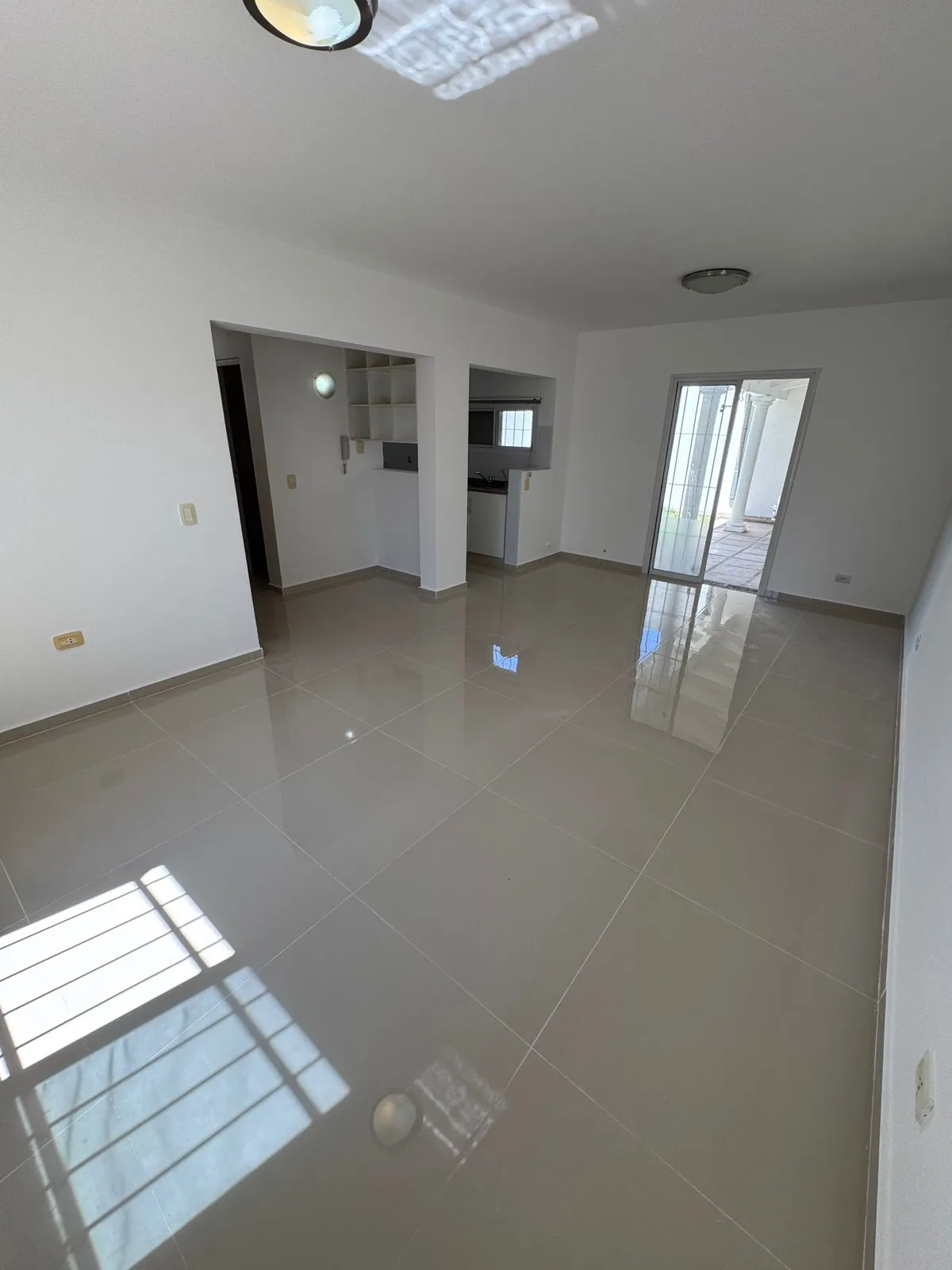VENDO DUPLEX EN HOUSSING ZONA SUR! 3 DORMITORIOS, DOS BAÑOS, PATIO Y GALERIA.