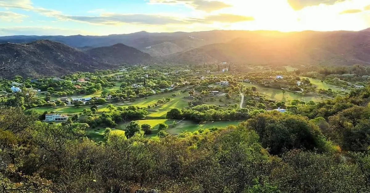Potrerillo de Larreta: Lote de 2657,22 m² con fondo a cancha de golf.