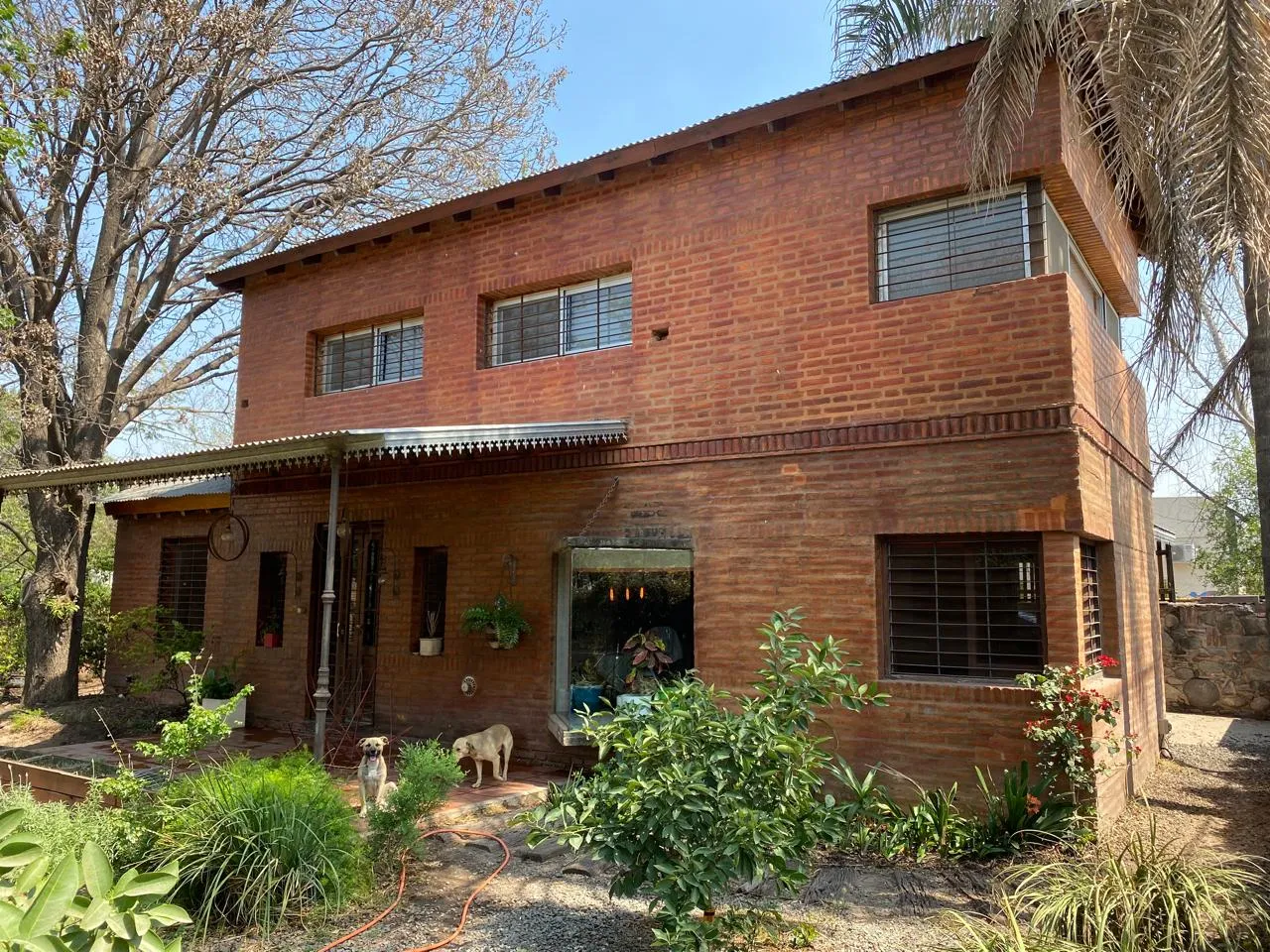 Frente plaza Villa Allende - Casa + Oficina - 615Mts2 Terreno - 3 Dorm