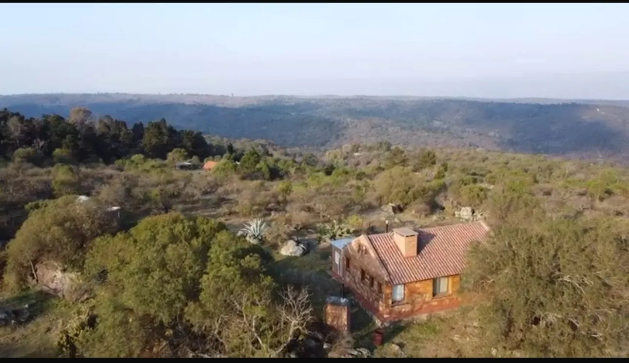 Atos Pampa casa de campo en venta en terreno de 9.6 Hectáreas con vertiente natural y pozo