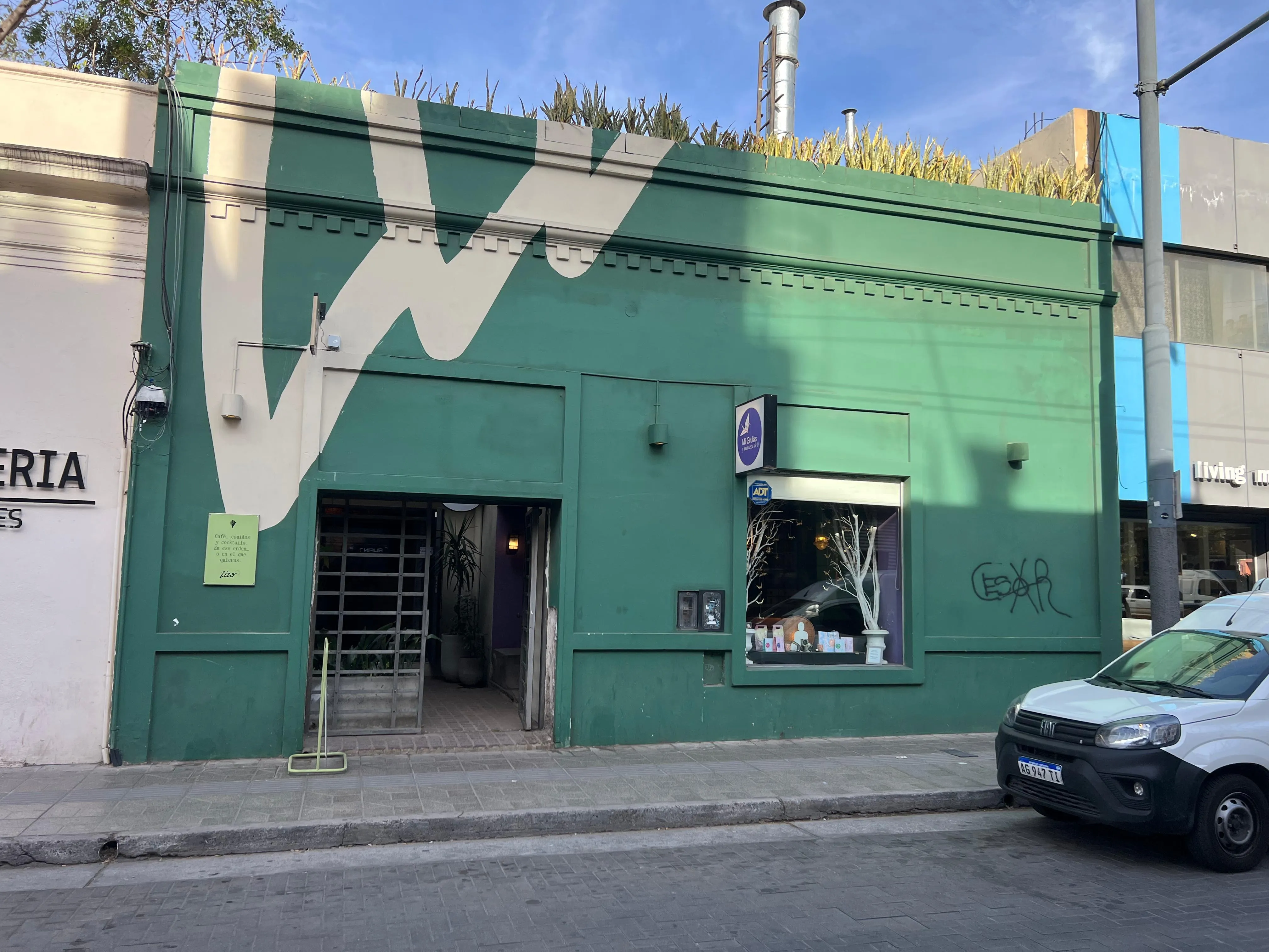 OPORTUNIDAD INVERSOR - DOS LOCALES COMERCIALES - GUEMES