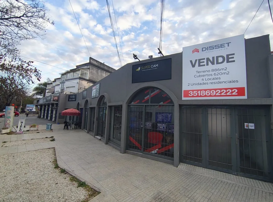 4 Locales Juntos en Av Rafael Núñez más una Gran Casa y un Departamento al fondo