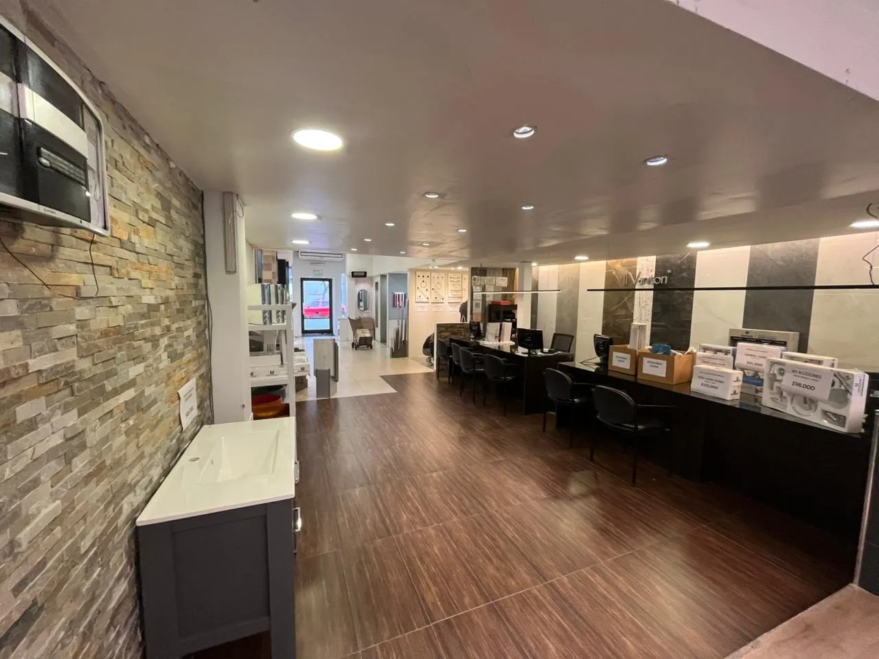 LOCAL - SALON OFICINA Y BAÑO