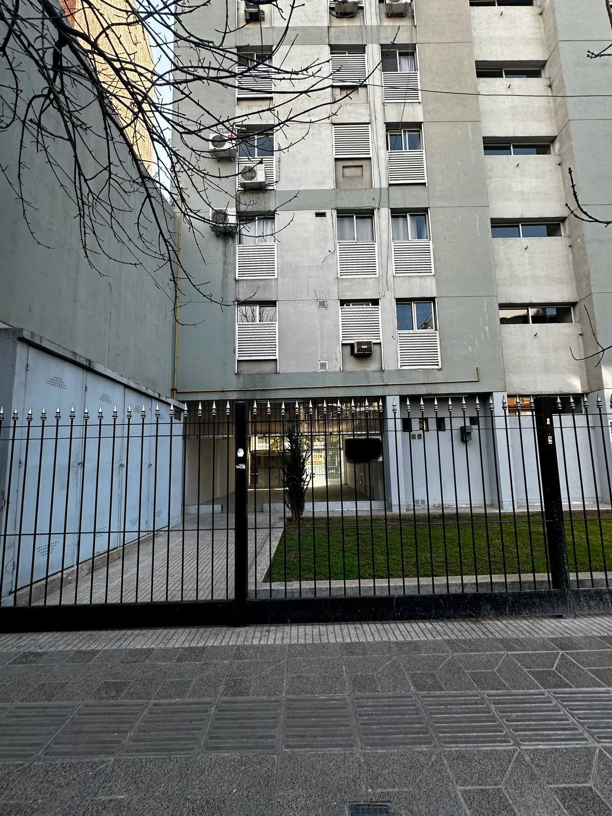 Guemes - 2 Frentes - Oficina/Local Comercial - Recibe Menor